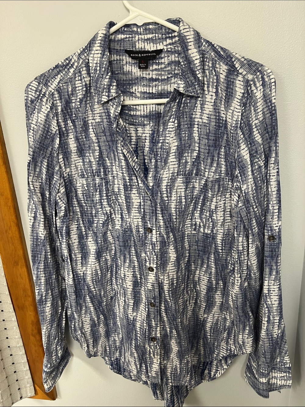 Rock & Republic Blue and White Patterned Long-Sleeve Button-Down Shirt